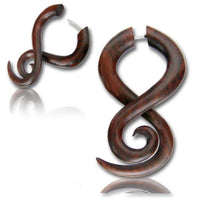 Load image into Gallery viewer, Fake Holz Piercing acht überlappend spiralig Narra Wood Plug nickelfrei Edelstahl Ohrstecker Organic - chic - net.de
