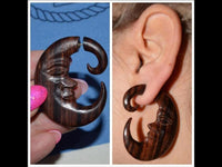 Load image into Gallery viewer, Fake Holz Piercing Halbmond Gesicht Steckverschluss braun gemasert Ohrring - chic - net.de

