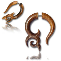 Load image into Gallery viewer, Fake Holz Piercing Parasitholz Bogen verziert Edelstahl Ohrstecker Organic Tribal - chic - net.de
