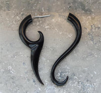 Cargar imagen en el visor de la galería, Fake Horn Piercing Hai Tail Hook Spirale Kralle handgeschnitzt schwarz Dehner - chic - net.de
