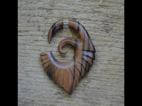 Load image into Gallery viewer, Fake Piercing Edelstahl Arang Holz braun Flügelspirale - chic - net.de
