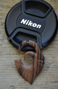 Load image into Gallery viewer, Fake Piercing Edelstahl Arang Holz braun Flügelspirale - chic - net.de
