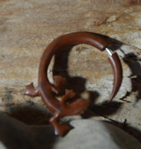 Load image into Gallery viewer, Fake Piercing Edelstahl Rosenholz Holz Gecko Eidechse - chic - net.de
