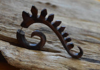 Load image into Gallery viewer, Fake Piercing Ohrring Holz Hook Spirale Drachenrücken - chic - net.de
