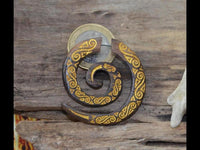 Load image into Gallery viewer, Fake Piercing Ohrring Holz Spirale verziert gold bemalt - chic - net.de
