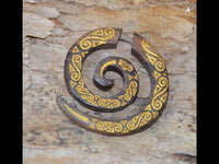 Load image into Gallery viewer, Fake Piercing Ohrring Holz Spirale verziert gold bemalt - chic - net.de
