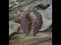 Load image into Gallery viewer, Fake Piercing Ohrring Holz Tropfen braun Alien Ei - chic - net.de
