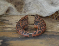 Load image into Gallery viewer, Fake Piercing Ohrring Holz Tropfen braun Alien Ei - chic - net.de
