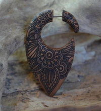 Load image into Gallery viewer, Fake Piercing Ohrring Holz Tropfen braun Mandala Blume - chic - net.de
