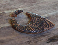 Load image into Gallery viewer, Fake Piercing Ohrring Holz Tropfen braun Mandala Blume - chic - net.de
