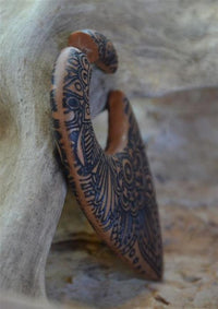 Load image into Gallery viewer, Fake Piercing Ohrring Holz Tropfen braun Mandala Blume - chic - net.de
