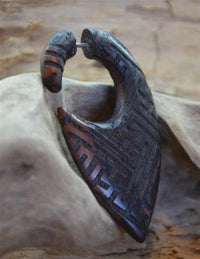 Load image into Gallery viewer, Fake Piercing Ohrring Holz Tropfen dunkel Sayagata - chic - net.de
