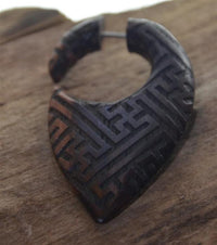 Load image into Gallery viewer, Fake Piercing Ohrring Holz Tropfen dunkel Sayagata - chic - net.de
