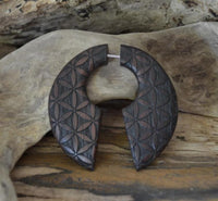 Load image into Gallery viewer, Fake Piercing Ohrring Narra Holz Kreis Blume des Lebens - chic - net.de
