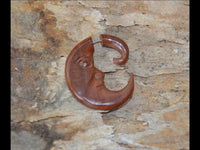 Load image into Gallery viewer, Fake Piercing Ohrring Sawo Holz Mond Sichel Gesicht - chic - net.de
