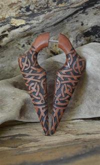Load image into Gallery viewer, Fake Piercing Ohrring Sawo Holz Pfeil keltischer Knoten - chic - net.de
