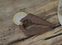 Load image into Gallery viewer, Fake Piercing Ohrring Sawo Holz Pfeil Sumatra Rauten - chic - net.de
