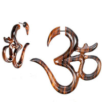 Cargar imagen en el visor de la galería, Fake Piercing OM Zeichen dunkelbraun Narra Holz gemasert Edelstahlbügel Verschluss - chic - net.de
