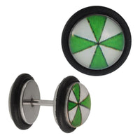 Cargar imagen en el visor de la galería, Fake Piercing Plug Edelstahl Dreiecke grün weiß im Wechsel Gummiring 7 mm - chic - net.de
