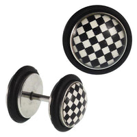 Cargar imagen en el visor de la galería, Fake Piercing Plug Edelstahl Schachbrett weiß schwarz Gummiring 7 mm - chic - net.de

