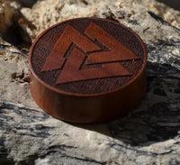 Cargar imagen en el visor de la galería, Flesh Plug Holz braun Valknut Wotansknoten double flared - chic - net.de
