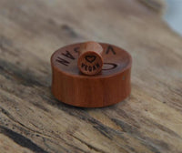 Cargar imagen en el visor de la galería, Flesh Plug Holz rotbraun Gravur Herz I Love Vegan - chic - net.de
