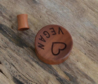 Cargar imagen en el visor de la galería, Flesh Plug Holz rotbraun Gravur Herz I Love Vegan - chic - net.de
