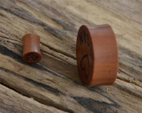 Cargar imagen en el visor de la galería, Flesh Plug Holz rotbraun Gravur Herz I Love Vegan - chic - net.de
