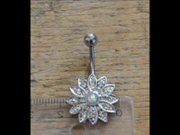 Load image into Gallery viewer, Glitzer Bauchnabel Piercing Kristall Blume Edelstahl - chic - net.de
