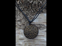 Load image into Gallery viewer, Halskette Holz verstellbar Anhänger keltischer Knoten - chic - net.de
