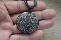 Load image into Gallery viewer, Halskette Holz verstellbar Anhänger rund Ranken - chic - net.de
