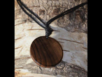 Load image into Gallery viewer, Halskette Holz verstellbar Anhänger rund Vegvisir - chic - net.de
