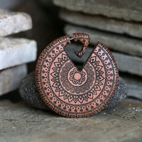 Load image into Gallery viewer, Handgefertigtes Mandala Fake Piercing Hanger aus Sawo Holz - chic - net.de
