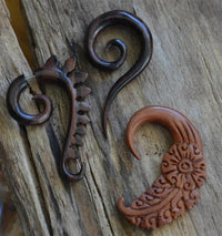 Load image into Gallery viewer, Holz Hook Ohr Piercing braun Feder Blume 6mm - chic - net.de
