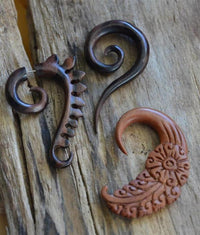 Load image into Gallery viewer, Holz Hook Ohr Piercing braun Feder Blume 6mm - chic - net.de
