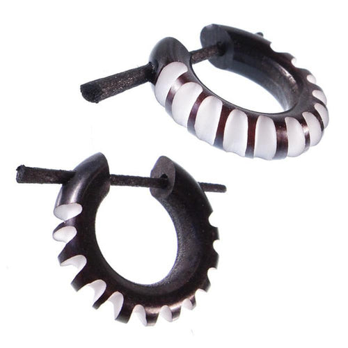 Horn Pin - Ohrringe schwarz 16 mm tief breit Kerben weiß Creolen Holz Pin handgeschnitzt - chic - net.de