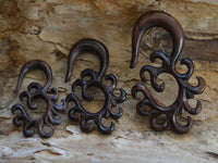 Load image into Gallery viewer, Sonoholz Piercing Holz Schnörkel Spirale Hook Dehnschnecke
