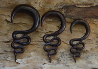 Load image into Gallery viewer, Holz Lobe Piercing Dehner dunkelbraun gewunden
