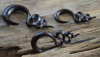 Load image into Gallery viewer, Holz Lobe Piercing Dehner dunkelbraun gewunden
