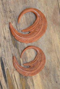 Cargar imagen en el visor de la galería, Holz Hook Ohr Piercing Sawoholz rotbraun Federn 4mm 6mm
