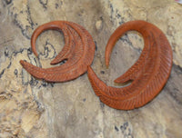 Cargar imagen en el visor de la galería, Holz Hook Ohr Piercing Sawoholz rotbraun Federn 4mm 6mm
