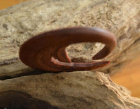 Cargar imagen en el visor de la galería, Holz Hook Ohr Piercing Sawoholz rotbraun Federn 4mm 6mm
