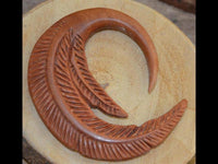 Cargar imagen en el visor de la galería, Holz Hook Ohr Piercing Sawoholz rotbraun Federn 4mm 6mm
