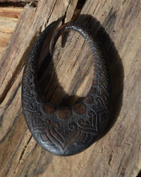 Load image into Gallery viewer, Holz Dehnschnecke Ohr Piercing dunkel oval Herzen 6mm
