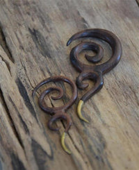 Load image into Gallery viewer, Holz Dehnschnecke Ohr Piercing Doppel Spirale Brass Ende
