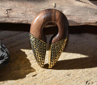 Load image into Gallery viewer, Ohrgewicht Brass Holz Schlüsselloch Dots 10mm Piercing
