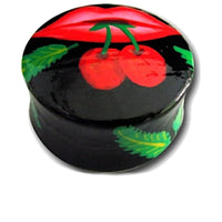 Load image into Gallery viewer, The Holz Plug Mund Kirschen in rot und schwarz besteht aus Teakholz und zeigt rote Lippen und zwei Kirschen mit grünen Blättern auf weißem Grund – ein einzigartiger Tunnel Unisex Ohrschmuck.
