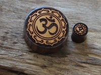 Load image into Gallery viewer, Flesh Plug Holz Om in Blume double flared
