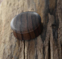 Cargar imagen en el visor de la galería, Flesh Plug Holz Sri Yantra hell dunkel double flared
