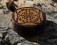 Cargar imagen en el visor de la galería, Flesh Plug Holz Sri Yantra hell dunkel double flared
